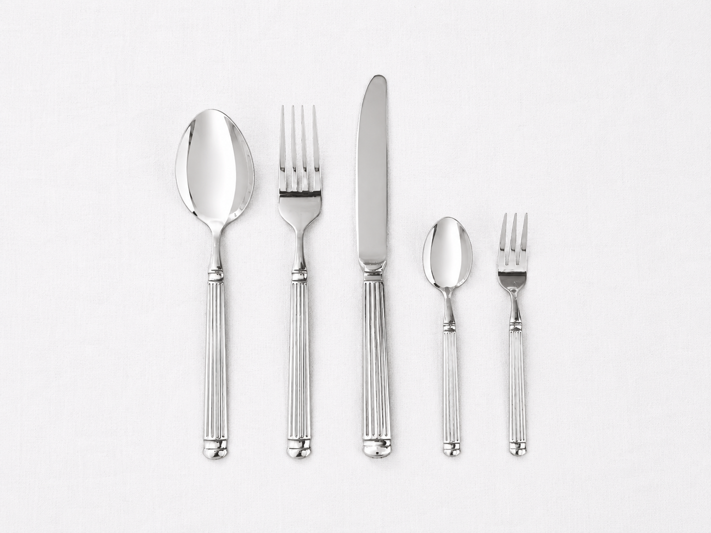 Fünfteiliges silberfarbenes Besteck-Set mit Esslöffel, Tafelgabel, Messer, Teelöffel und Dessertgabel