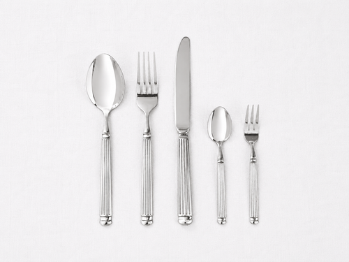 Fünfteiliges silberfarbenes Besteck-Set mit Esslöffel, Tafelgabel, Messer, Teelöffel und Dessertgabel