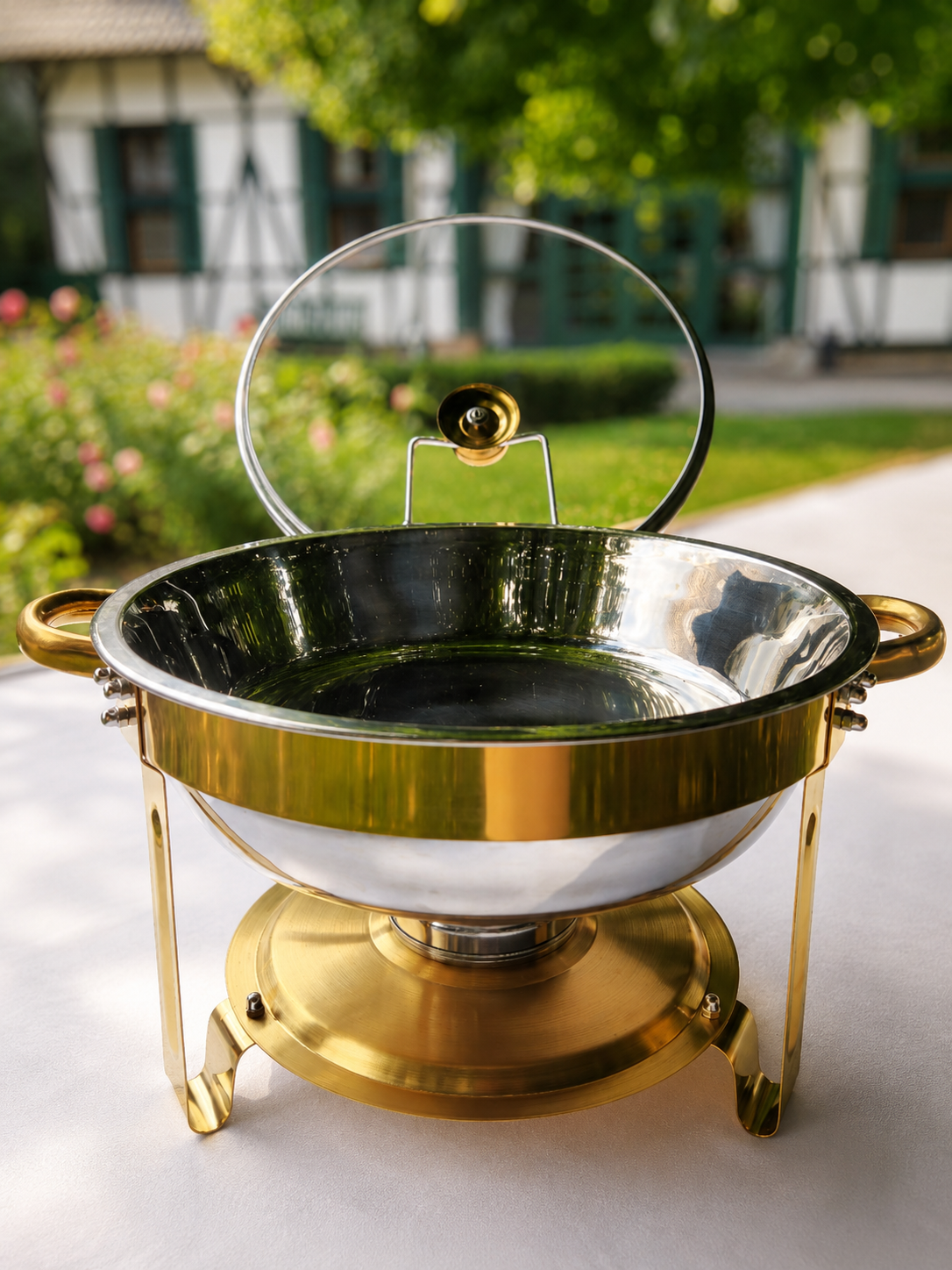Runder Chafing Dish mit Glasdeckel in Halterung