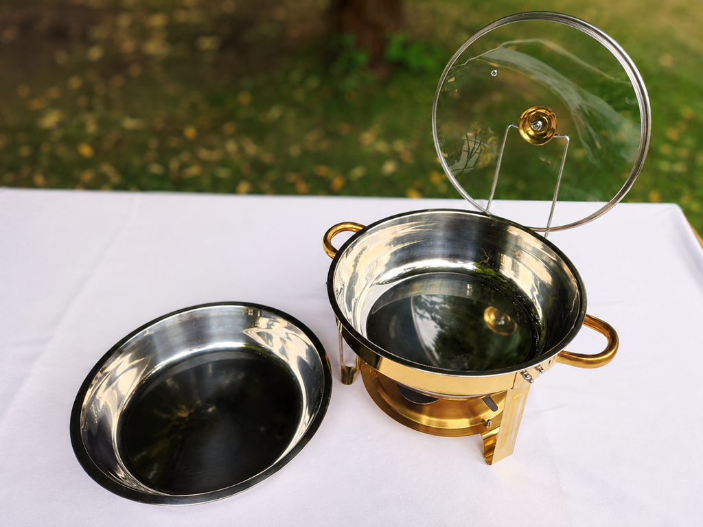 Geöffneter runder Chafing Dish mit Speisebehälter und Wasserwanne