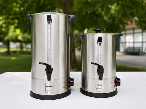 Zwei METRO Professional Heißgetränkespender aus Edelstahl mit Zapfhahn und Temperaturregler (links 10 Liter, rechts 6 Liter)