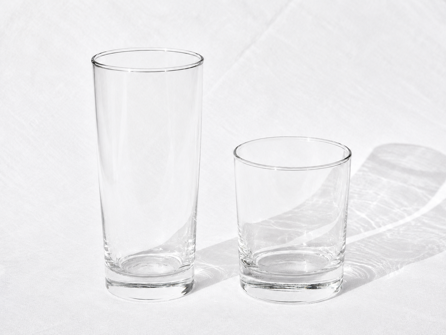 Trinkglas mit 23 cl Fassungsvermögen rechts, Trinkglas mit 40 cl Fassungsvermögen links