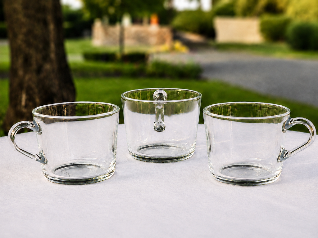 Mehrere klare Glasbecher mit Henkel für Kaffee und Tee