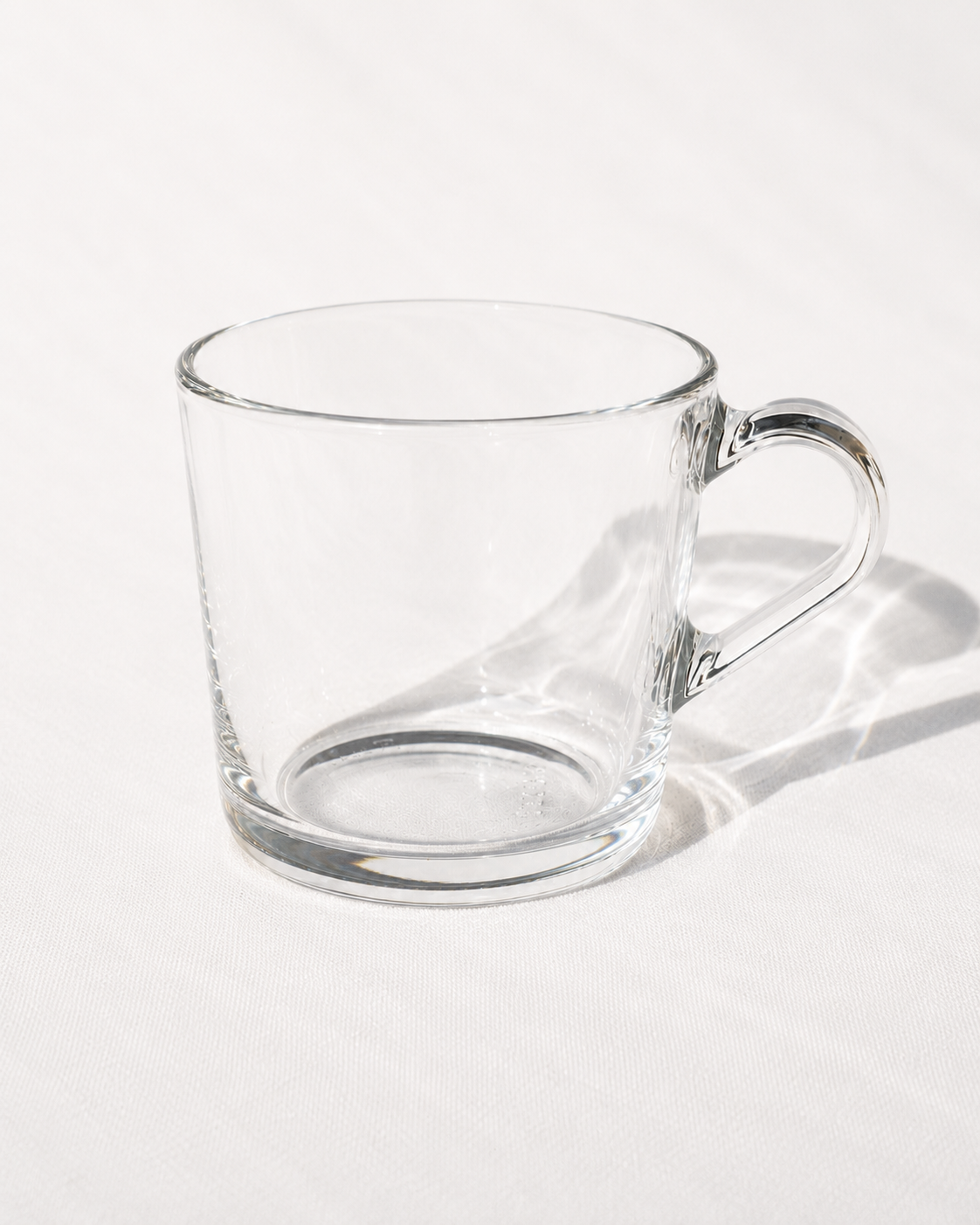 Klarer Glasbecher mit Henkel und 24 cl Fassungsvermögen