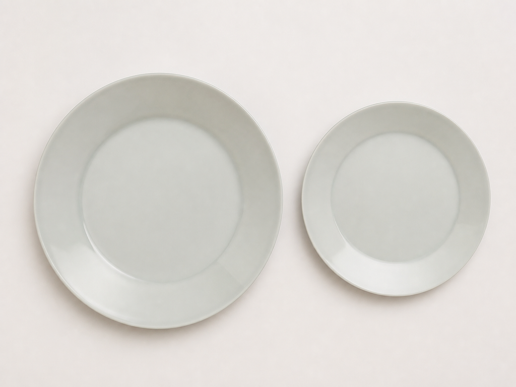 Weißes Tellerset mit Speiseteller links und Dessertteller rechts