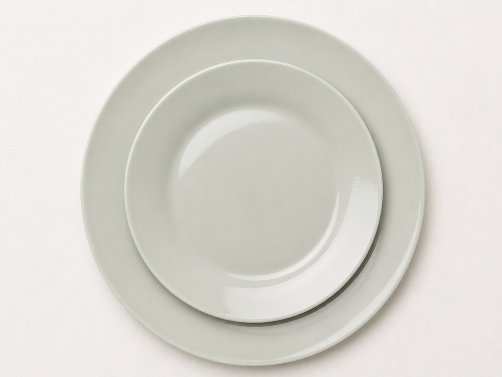 Weißes Tellerset mit Speise- und Dessertteller