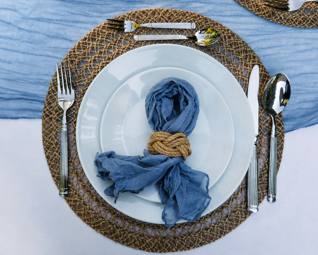 Gedeck mit dunstblauer Stoffserviette, Jute-Serviettenring und rundem Jute-Platzset